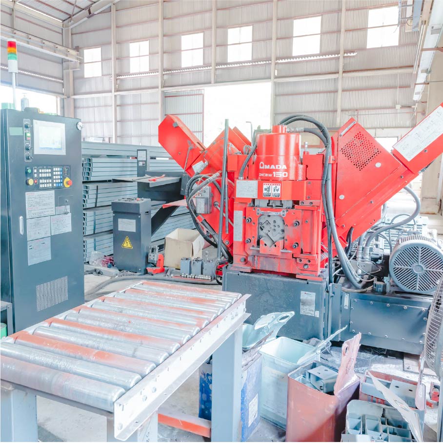 条鋼加⼯機(ビームワーカー) アマダマシナリー CNCBW150